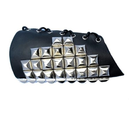 Stort armbånd i skinn med pyramidestenger