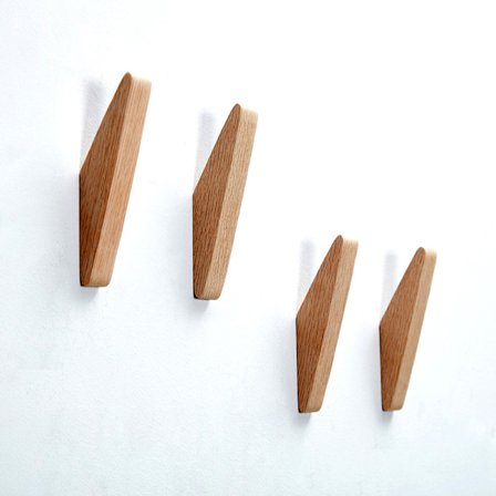 Set med 4 vintage klädkrokar i trä