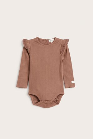 Newbie | Ribattu röyhelösomisteinen body | Tummanpinkki
