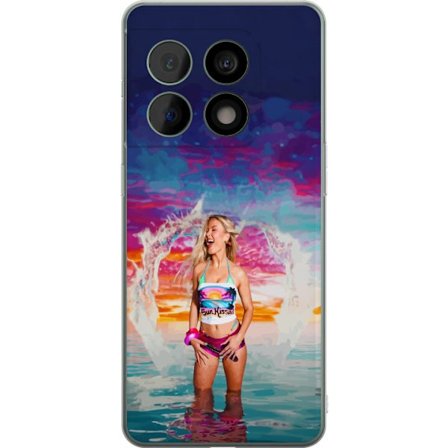 Kompatibelt Mobildeksel til OnePlus 10 Pro Blond kvinne i fargerik strandantrekk som leker i havet ved solnedgang