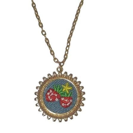 Vintage Broderte Jordbærhalskjede Unik Nisje Cowboy Design Høy Kvalitet Enkel Mote Pendlertilbehør