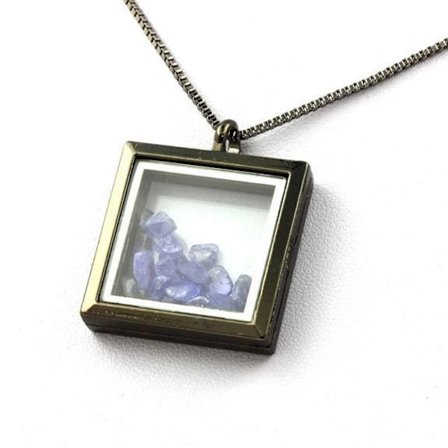 Kivet ja mineraalit. Raaka tansaniitti kaulakoru. Neliön muotoinen malli. Musta väri.