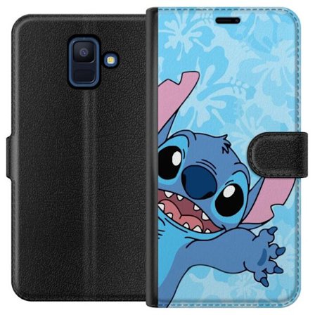 Kompatibelt Lommeboketui til Samsung Galaxy A6 (2018) Leken illustrasjon av Stitch som strekker seg mot kameraet på lyseblå blomstret bakgrunn