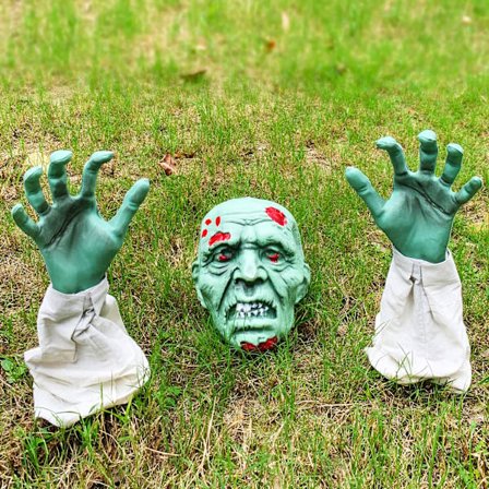 Halloween-koristeet - Halloween-realistinen zombinaama ja käsivarret nurmikon paalu - Vihreä zombikallo verellä ja kädet puutarhapaalu