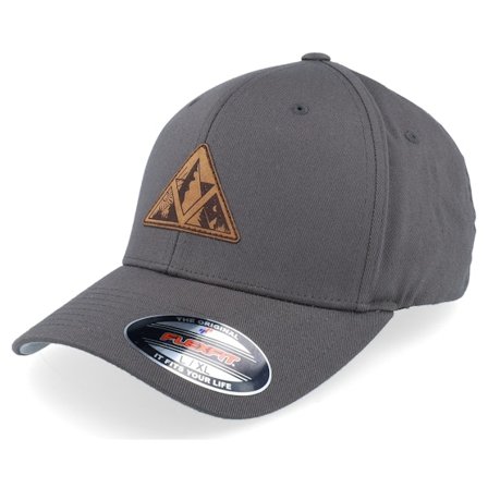 Wild Spirit - Grå flexfit Keps - Triangle Shape Mountain Patch Dark Grey Flexfit @ Hatstore