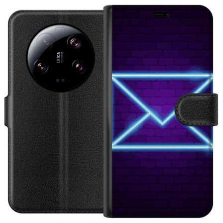 Yhteensopiva Lompakkokotelo Xiaomi Xiaomi 13 Ultra Neonilta illuustraatio kirjekuoresta sinisessä valossa lila tiiliseinää vasten, nykyaikainen sym
