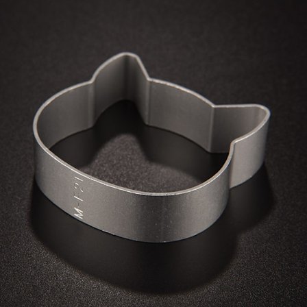 Kissan pään muotoinen leivinsokerikakku keksikeksi koristeeksi