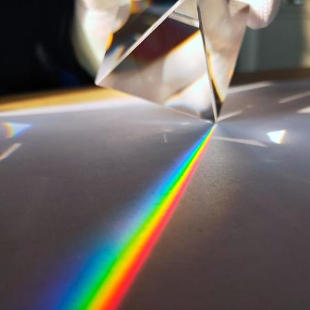 Sateenkaaren prisma optinen lasikristalli pyramidi 40mm korkea monitahoinen suorakulmainen pyramidi tiede popularisointi tiede opiskelijat
