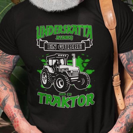 Svart T-shirt underskatta aldrig en gubbe med en traktor Splash