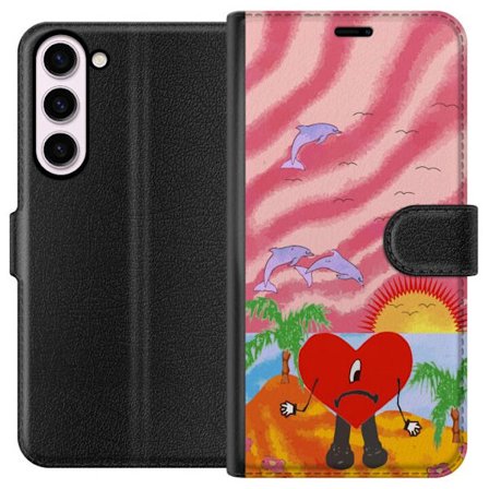 Kompatibelt Lommeboketui til Samsung Galaxy S23+ Bad Bunny i en fargerik quiltet jakke med hjertemønster og solbriller i moderne gatestil