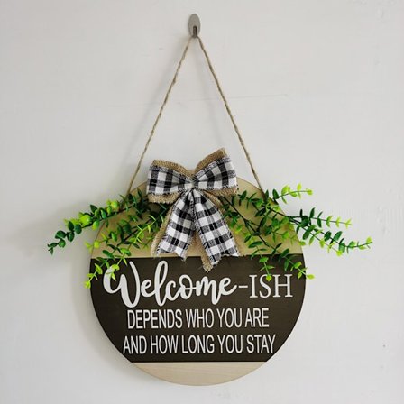 Rustik træskilt med påskriften "Room Help Wanted"