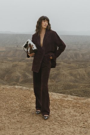 Premium Selection Byxor i mocka med rak passform - Lågmidjade kostymbyxor - Brun - EU 36