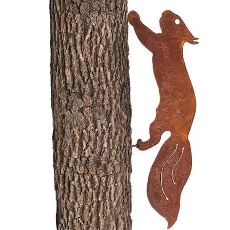 Egern i træ - Metalhaveornament - 30 cm - Naturlig rustpatina