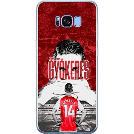 Yhteensopiva Puhelinkuori Samsung Galaxy S8+ Punainen dramaattinen kollaasikuva, jossa esiintyy Viktor Gyökeresin muotokuva ja pelaajia takaapäin aree