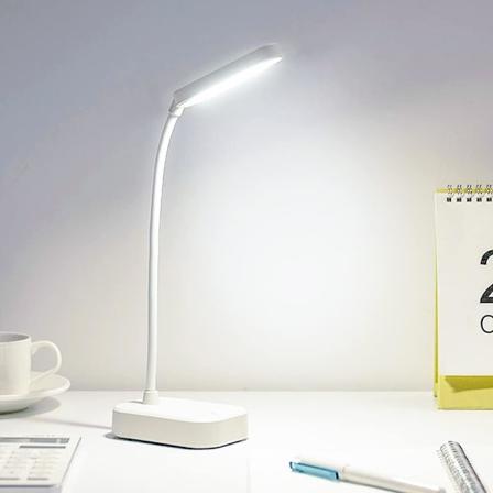 Batteridrevne bordlamper, hvit liten lampe med USB-strømkabel, 3 nivåer av lysstyrkejustering, øyebeskyttelseslys, 360° roterende