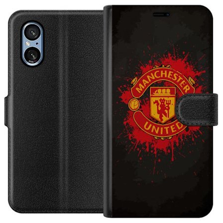 Yhteensopiva Lompakkokotelo Sony Sony Xperia 5 V Manchester United logo punaisella ja keltaisella värillä, raikas urheilullinen tausta