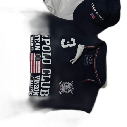 Mörkblå t-shirt från Vinson Polo Club och en keps från Polo sport Ralph lauren