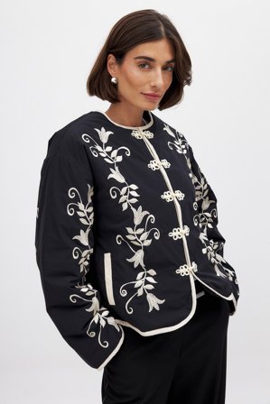 Débora Rosa x NA-KD Veste matelassée à broderie - Vestes Printemps - Noir - EU 32