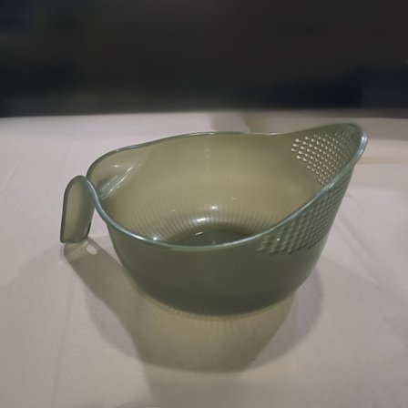 Multifunksjonell rengjørings- og filtreringskurv - Utstyrt med håndtak, er denne innovative plastsil designet for frukt og grønnsaker