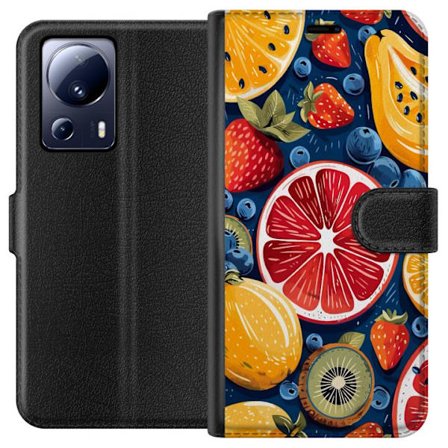 Kompatibelt Lommeboketui til Xiaomi 13 Lite Detaljert fruktmønster med sitrus, kiwi, jordbær og blåbær på en mørk bakgrunn