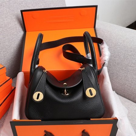 Lindy Messenger Bag i Svart Ku-Skinn med Gullknapp 26cm