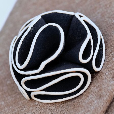 Spilla floreale nera a forma di camelia per uomini - Spille a forma di fiore