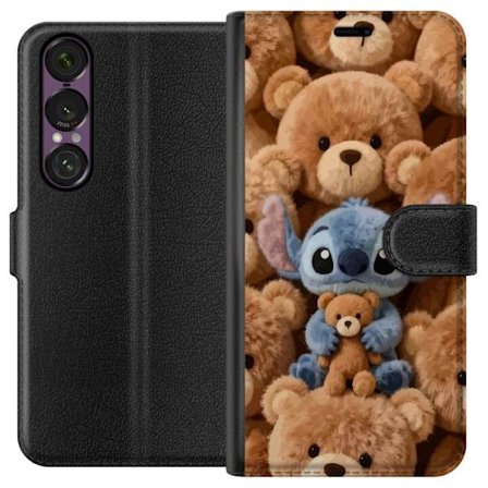 Kompatibel Tegnebogsetui til Sony Xperia 1 VII Stitch omgivet af brune teddybjørne med en lille teddybjørn i armene i en sød og hyggelig kawaii-design