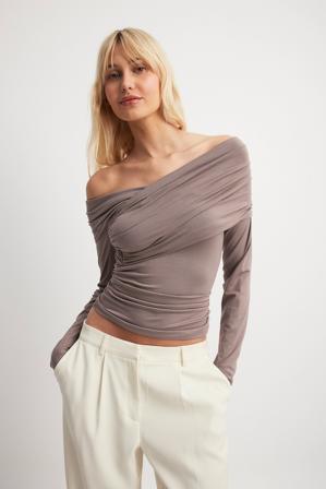 NA-KD Soft Line Off Shoulder Draped Top - Tops - Brun - Medium