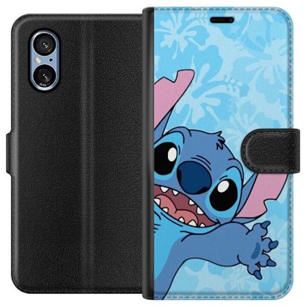Yhteensopiva Lompakkokotelo Sony Xperia 5 V Lemmikin kuvitus, jossa Stitch ojentautuu kohti kameraa vaaleansinisellä kukikkaalla taustalla
