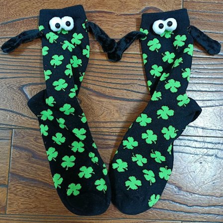 Sjovt par, der holder sokker i hånden. Sok STYLE 1 STYLE 1