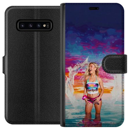 Kompatibel Tegnebogsetui til Samsung Galaxy S10 Blond kvinde i farverigt strandtøj, der leger i havet ved solnedgang