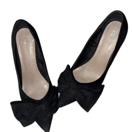 Svarta pumps med rosett