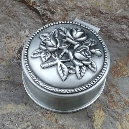 En (sølv, ca. 5,5*5,5*3,5 cm) rose rund liten smykkeskrin,C