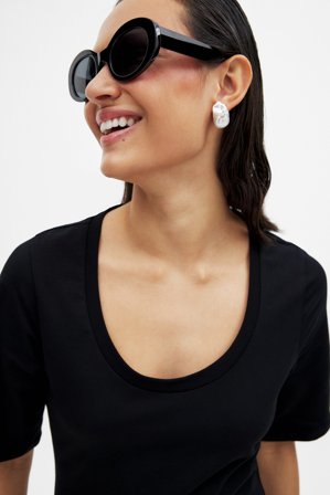 NA-KD T-Shirt mit U-Ausschnitt - T-Shirts - Schwarz - XS