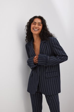 Chloé Schuterman x NA-KD Blazer rayé avec boucle - Blazer ajusté - Bleu/Rayé - EU 40