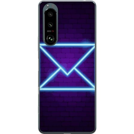 Yhteensopiva Puhelinkuori Sony Sony Xperia 5 III Neonilta illuustraatio kirjekuoresta sinisessä valossa lila tiiliseinää vasten, nykyaikainen symbo