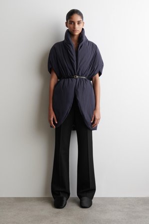 COS Skulpturale Oversized-Daunenjacke in Blau - Frauen