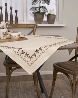 Bordduk med broderte sløyfer Brun