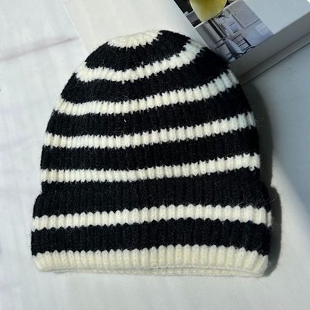 Luehatt med mansjett Myk Klokkehatt SVART&HVIT SVART&HVIT