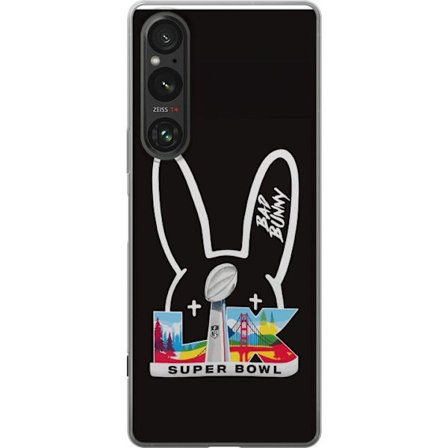 Yhteensopiva Puhelinkuori Sony Xperia 1 V Bad Bunny muotokuvassa avoimella paidalla, tatuoinneilla ja kiharaisilla hiuksilla tyylikkäässä muotikuvauks