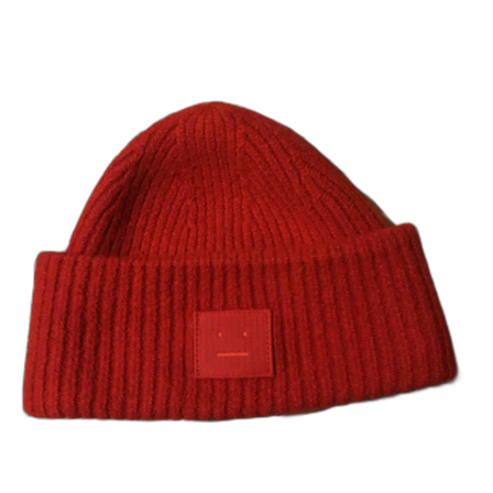 Röd acne mössa
