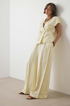 NA-KD - Plissert bukse i lyocell med vide ben - Vide bukser - Beige - EU 44