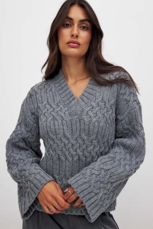 NA-KD Cable Knitted V-Neck Sweater - Storstickade plagg - Grå - L (EU 42-44)