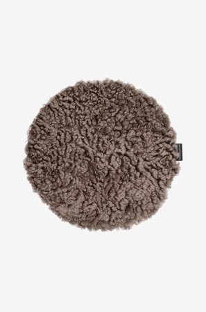 Skinnwille - Sittplätt fårskinn rund Curly - Brun - Sittkuddar & stolsdynor - Från Homeroom