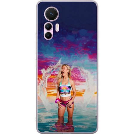 Kompatibel Mobilcover til Xiaomi 12 Lite Blond kvinde i farverigt strandtøj, der leger i havet ved solnedgang