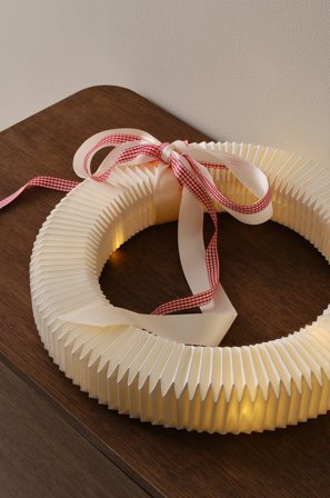 Jotex - GLORIA krans med med lysslynge Naturhvit - Kjøp Dekorativ julebelysning hos Jotex