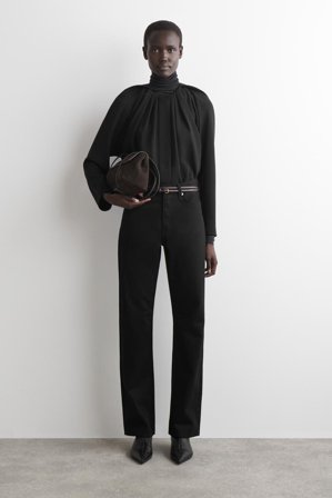 COS Obszerna Bluzka Z Ozdobnymi Plisami in Czarny