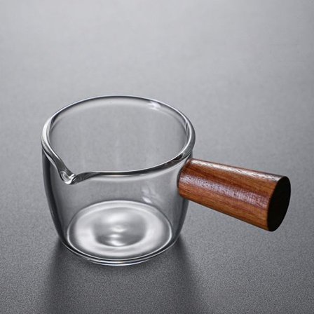 Varmebestandig mælkekop med skala af træhåndtag