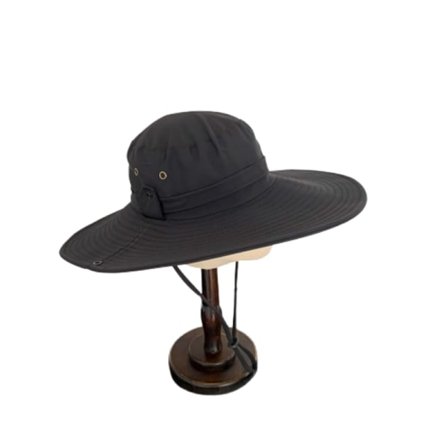 Solskydd utomhus med bred brättad hatt