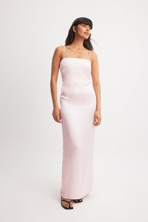 Chloé Schuterman x NA-KD Robe longue en satin à dos dégagé - Robes de cérémonie - Rose - EU 44